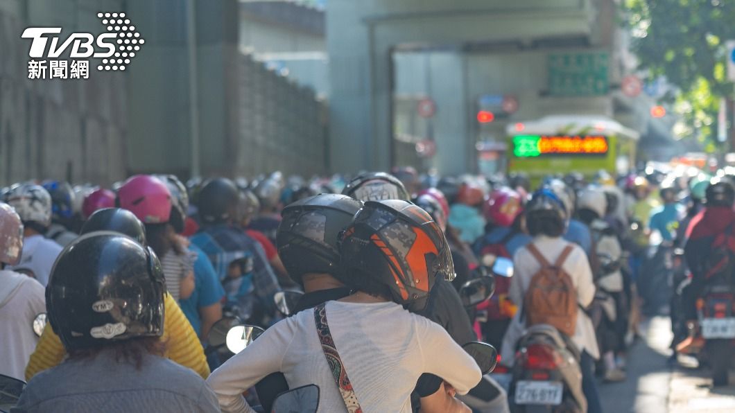 傻眼!好心喬車位竟被嗆「乾你屁事」 他愣:年輕人是怎麼了