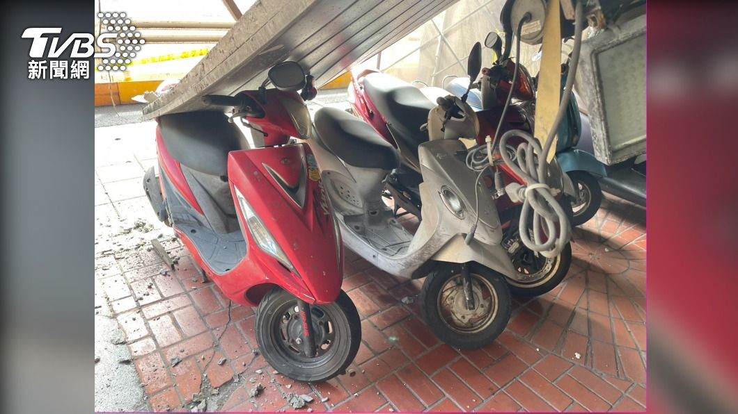 多輛機車被坍塌的天花板壓住。（圖／TVBS）