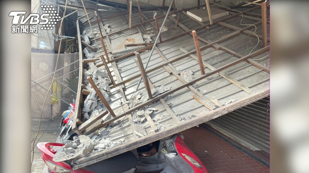 北市騎樓天花板坍塌，底下整排機車都被壓住。（圖／TVBS）