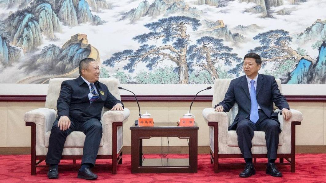 中華奧會主席林鴻道(左)與中國大陸國台辦主任宋濤(右)會面。(圖/翻攝自國台辦微博)