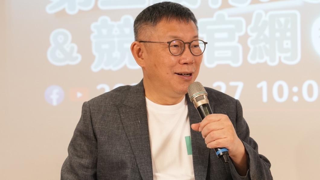 柯文哲今日開箱第三波競選小物跟競選官網。(圖/民眾黨提供)