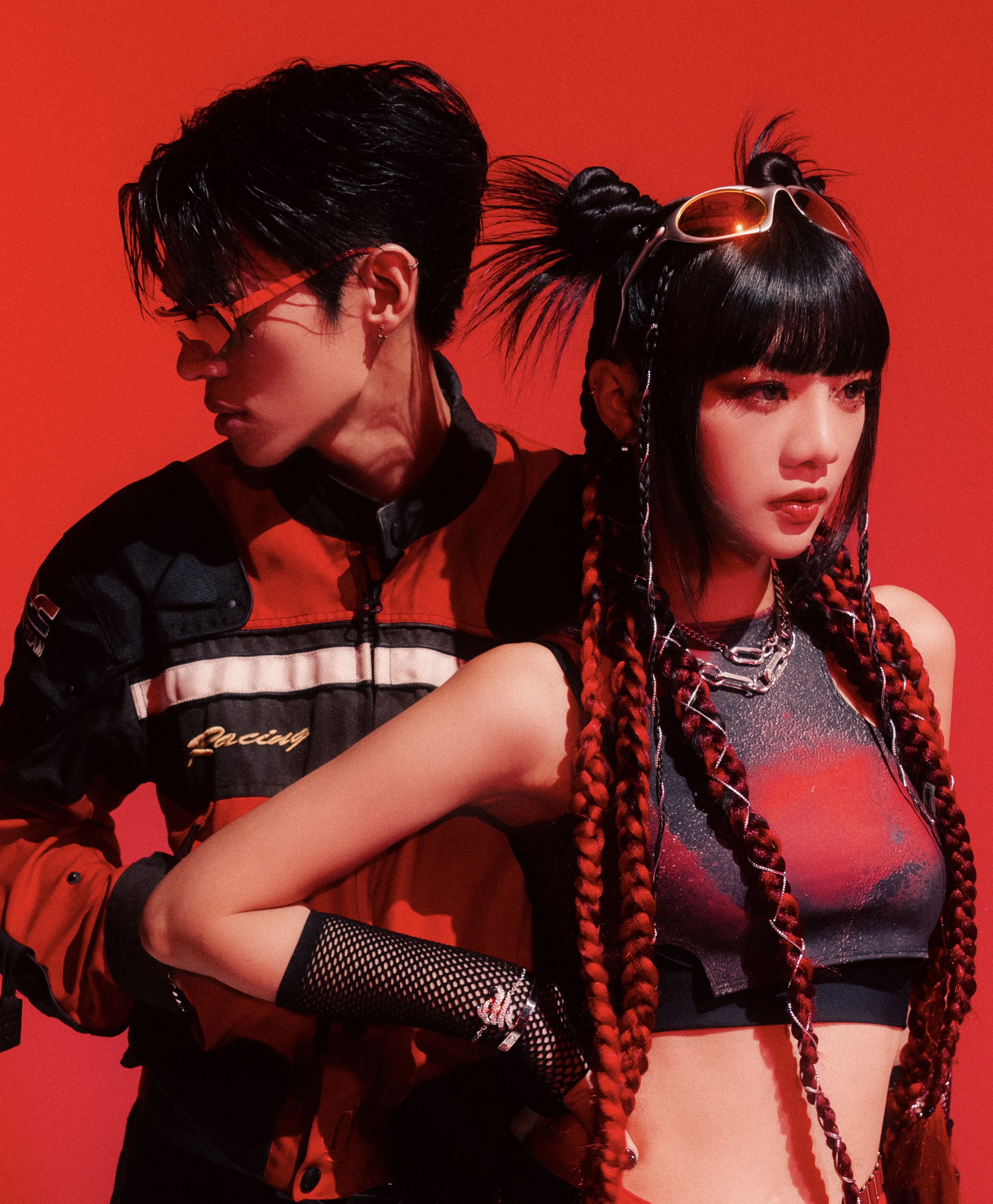 木木(右)近期與KIRE凱爾合作單曲〈whatnot〉,唱出現代人對感情的害怕及期待。(圖/華研國際提供)