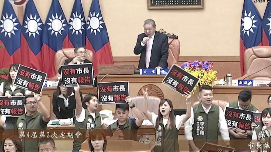 新北議場藍綠火爆互嗆! 綠營霸占主席台怒吼:侯友宜來開會