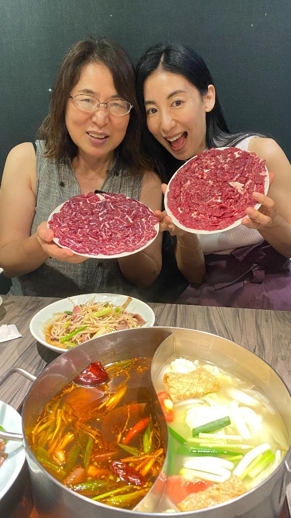 大久保麻梨子(右)帶媽媽大啖牛肉火鍋。(圖/大久保麻梨子提供)