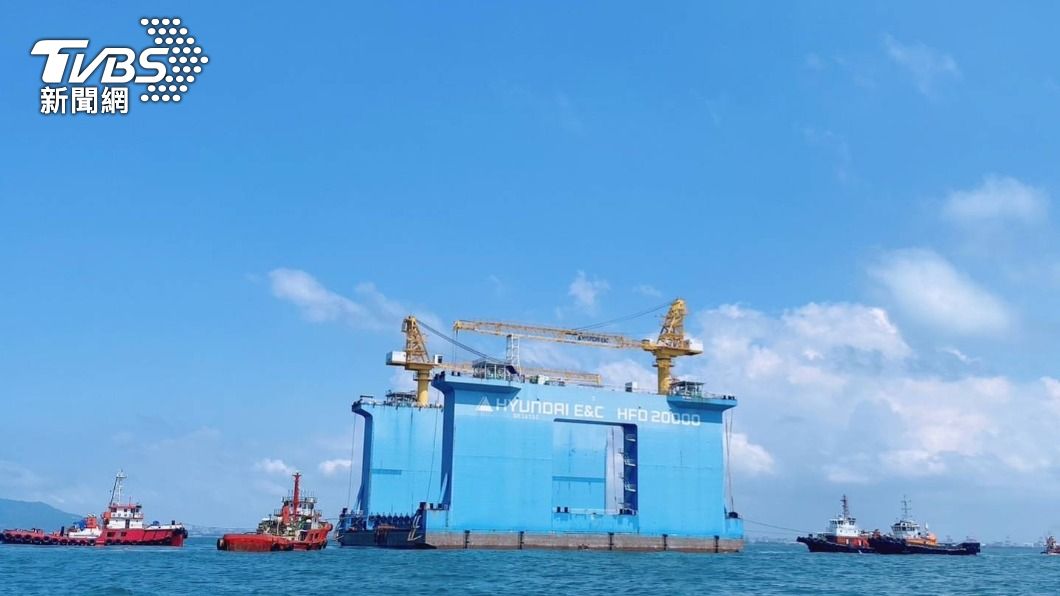 方形的海事工程船「宏升號」由4艘大型拖船安全拖至高雄洲際港S17碼頭泊靠。(圖片提供宏華營造)