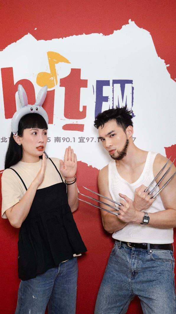 黃偉晉（右）扮金鋼狼嚇壞魏如萱（左）。（圖／Hit Fm新聞稿提供）