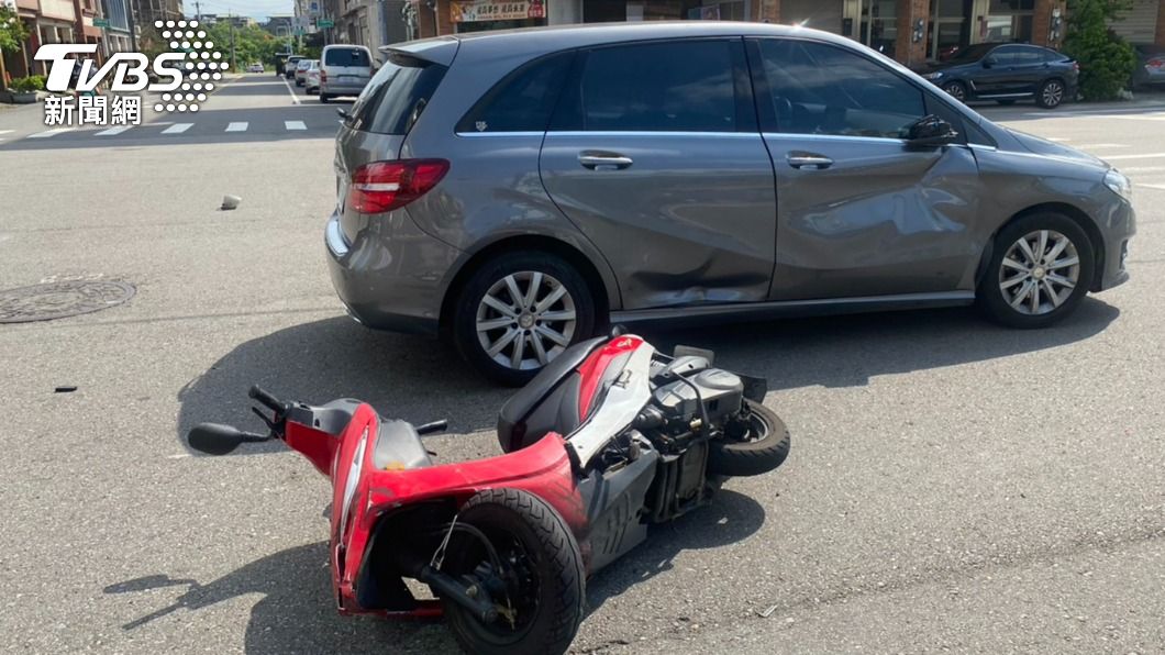 賓士車的板金都凹了。（圖／TVBS）