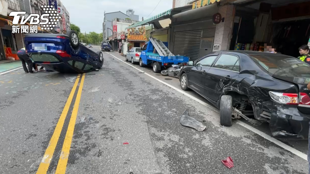 宜蘭女駕駛「打瞌睡」翻車 婦人路邊停車險被撞:媽祖保佑