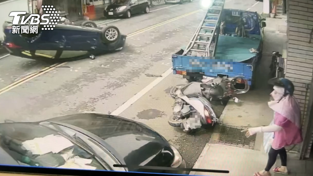 阿嬤下車後5秒鐘後就發生車禍。（圖／TVBS）