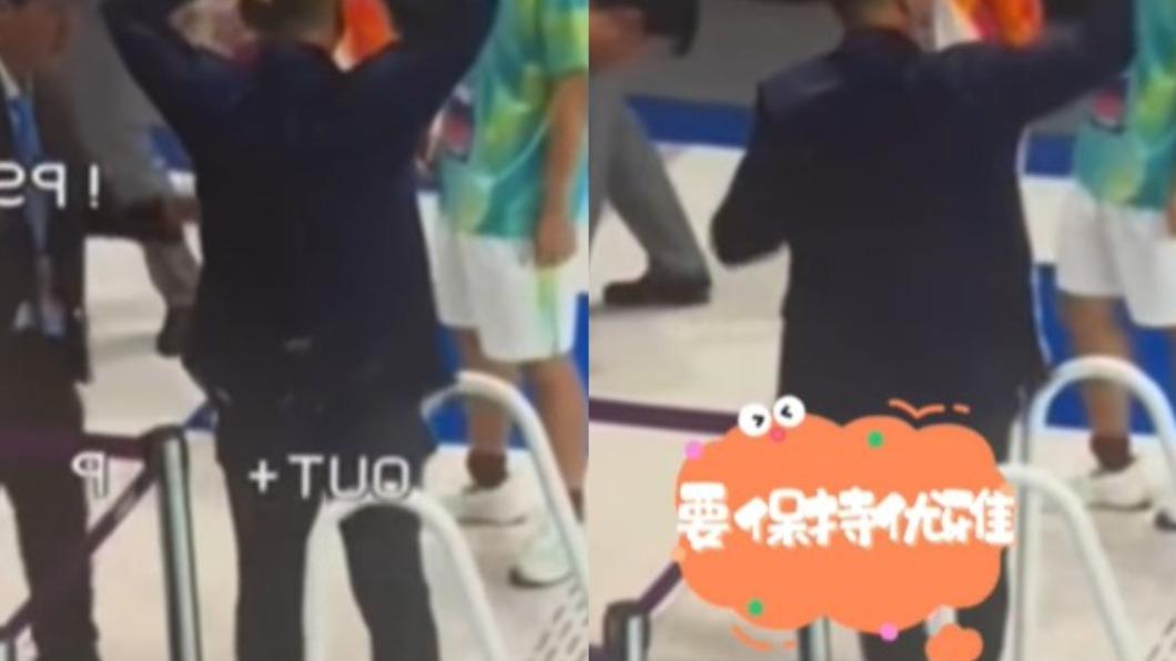 裁判上岸後跟觀眾揮揮手。(圖/翻攝自微博《觀察者網》)