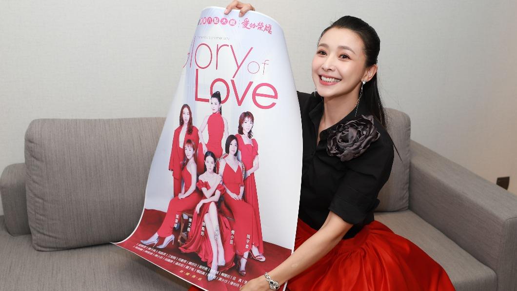吳婉君被《愛的榮耀》主視覺成品驚呆。(圖/民視提供)