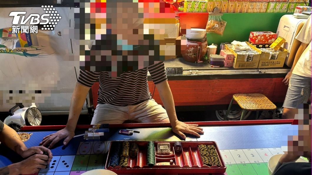 江老闆故意放飲料來掩人耳目。(圖/TVBS)