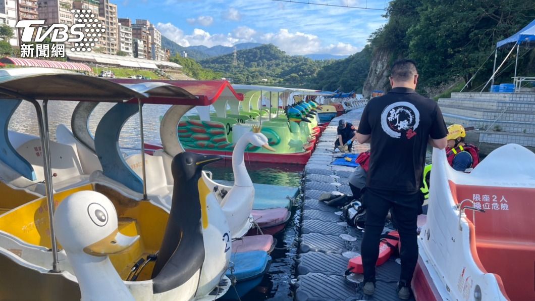 碧潭驚見7旬男浮屍卡天鵝船載浮載沉...背包內留手寫信