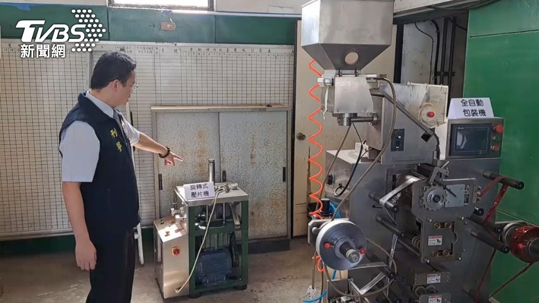 警方查獲製毒機具及分裝器具等證物。(圖/TVBS)
