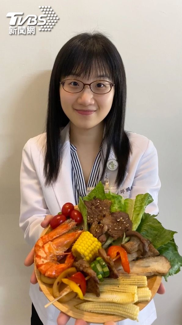 豐原醫院營養師邱珮瑜建議中秋烤肉健康作法,選擇低脂肉類或海鮮,搭配蔬果,稀釋烤肉醬。(照片提供/豐原醫院)