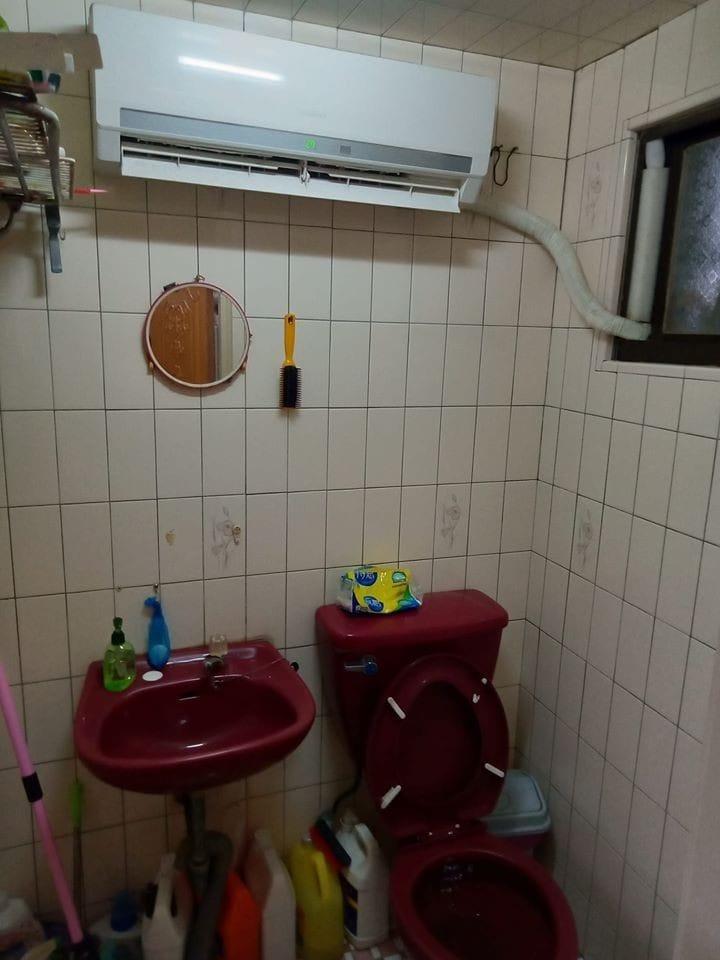 狂人曬出自家廁所裝冷氣照片。（圖／買房知識家 A你的Q）