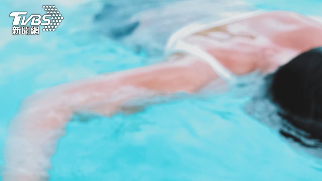 女子呈臉朝下的姿勢慘死海中。(示意圖/Shutterstock達志影像)