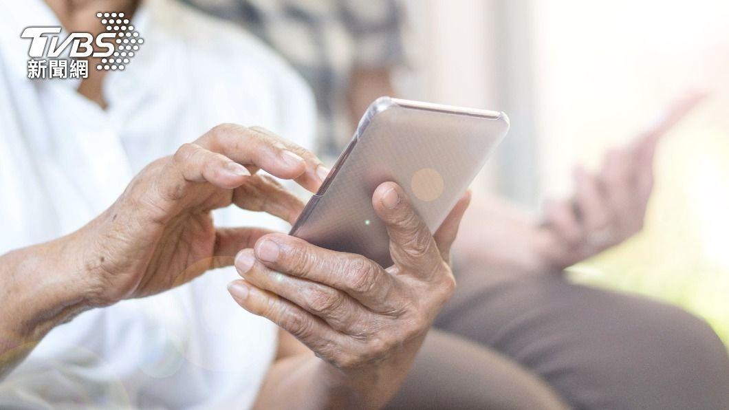 送年邁父新iPhone!妻嗆「老人用太浪費」 夫見1舉動心死離婚