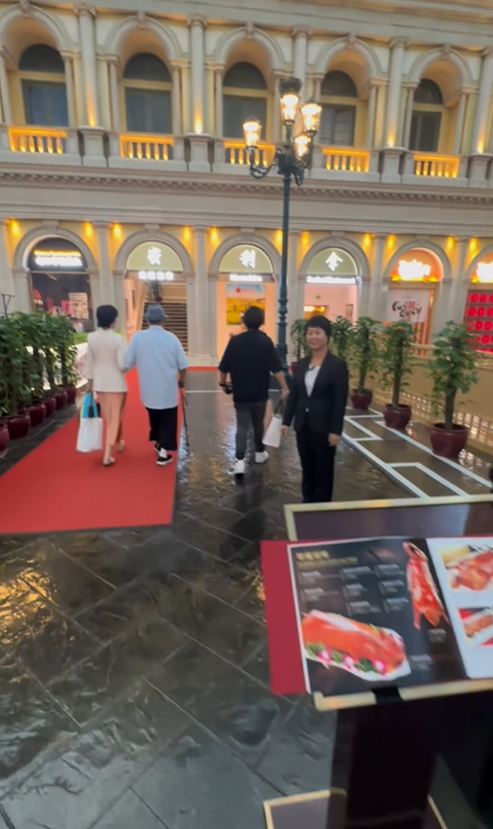 洪金寶與高麗虹並肩同行。(圖/翻攝自洪天明 IG)