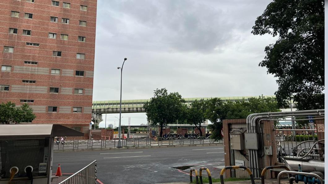 謝宗學說清晨從急診室大門望向捷運的景色,將永遠烙印心中,不會忘卻。(圖/翻攝自Dr. E 小兒急診室日誌臉書)
