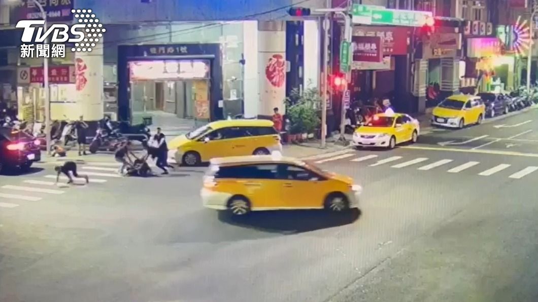 只因這句話!6男馬路口火爆互毆 下場全進了警局