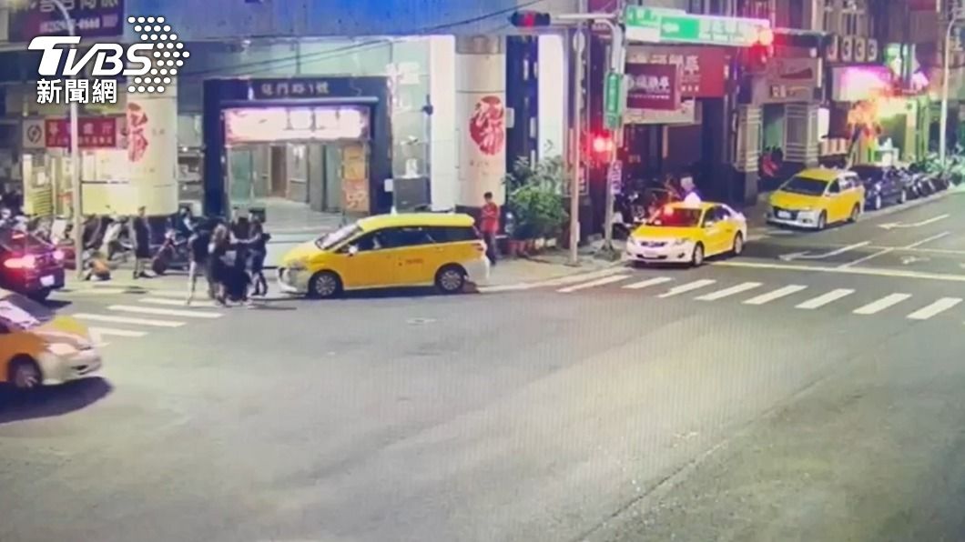 雙方在KTV門口爆發肢體衝突。(圖/TVBS)