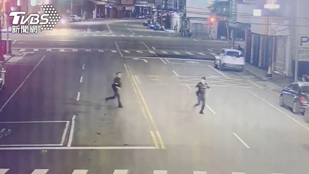 在附近的警員目睹打架事件,連忙衝過街制止。(圖/TVBS)