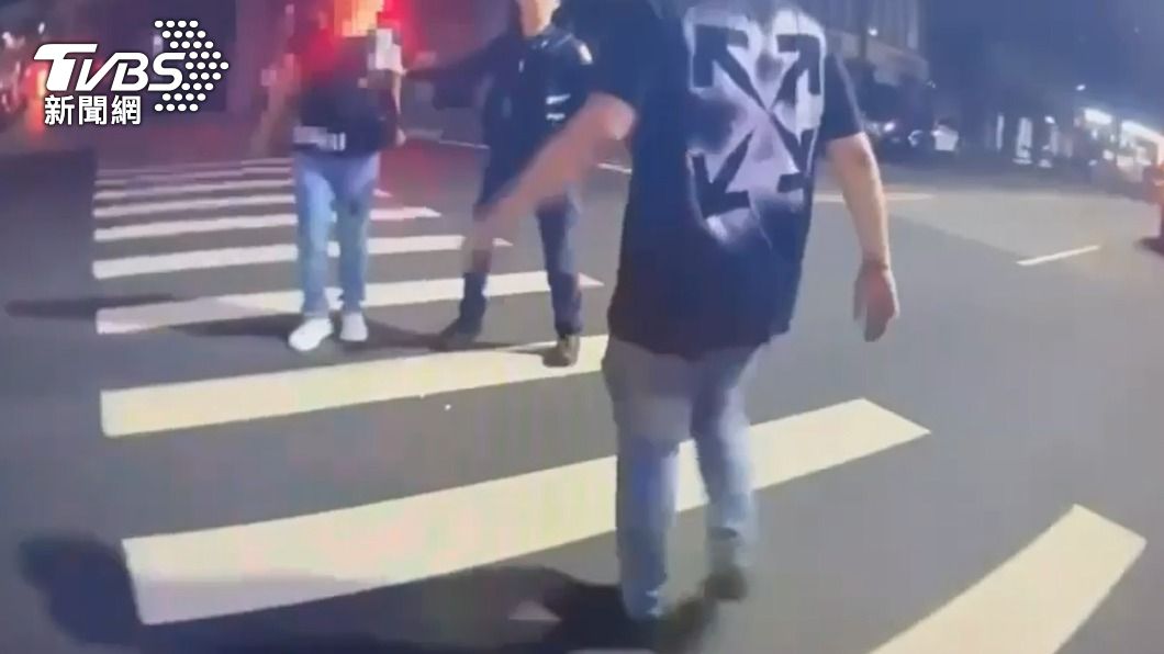 警方到場勸阻。(圖/TVBS)