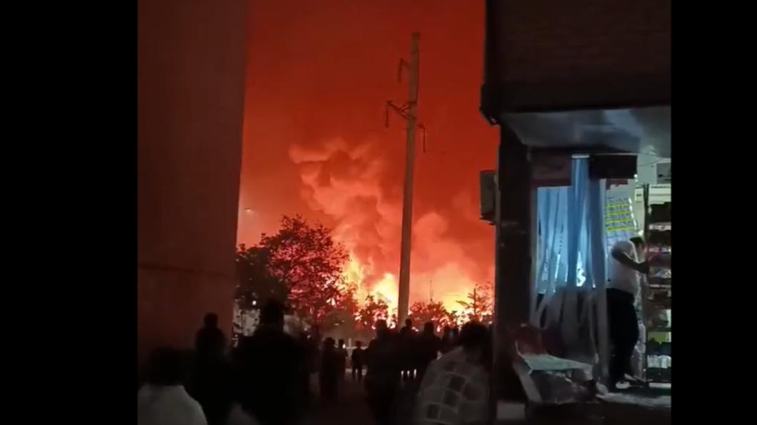 烏茲別克首都塔什干機場地區發生劇烈爆炸,巨大聲響和蕈狀雲嚇壞當地居民。(圖/翻攝自推特)