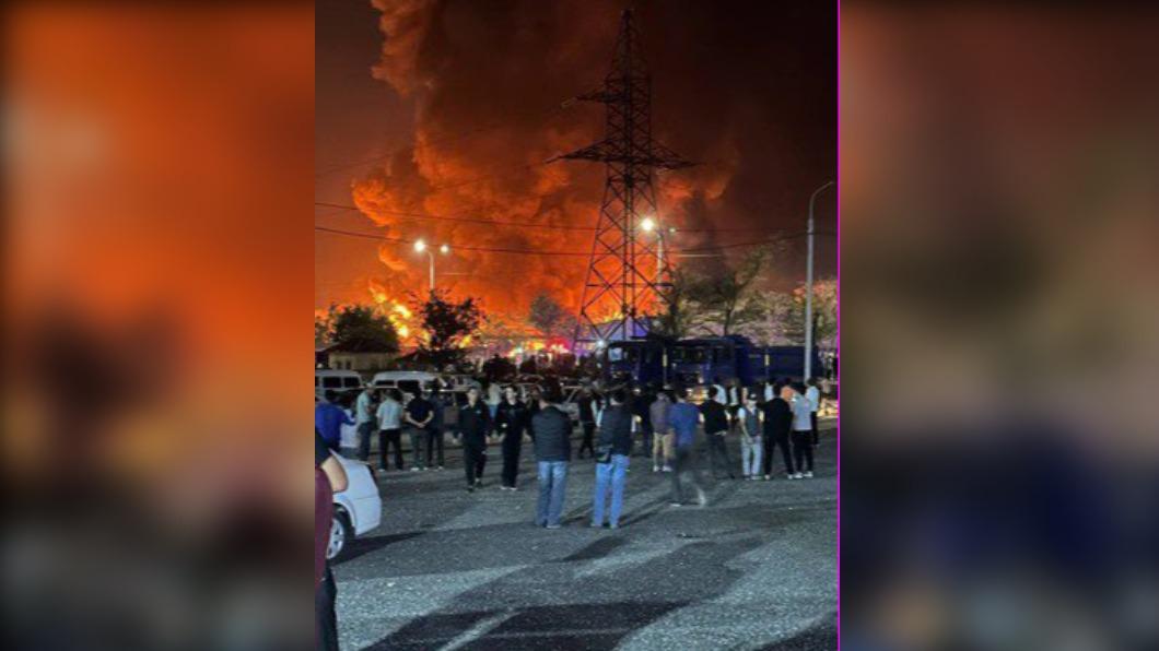 烏茲別克首都塔什干機場地區發生劇烈爆炸,巨大聲響和蕈狀雲嚇壞當地居民。(圖/翻攝自推特)