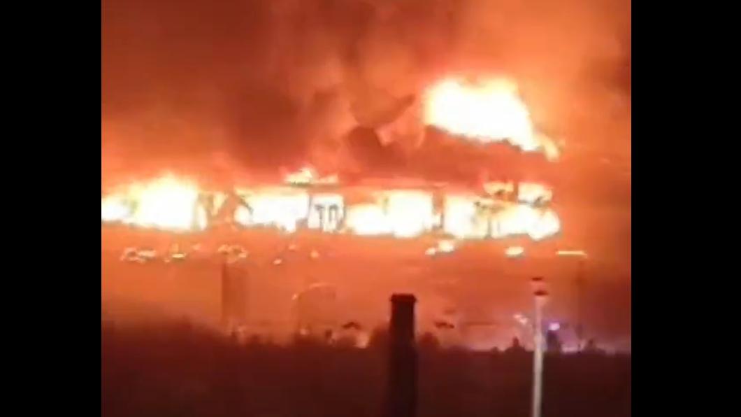 烏茲別克首都塔什干機場地區發生劇烈爆炸,週邊居民清楚拍下火災實況。(圖/翻攝自推特@@insidercnews)