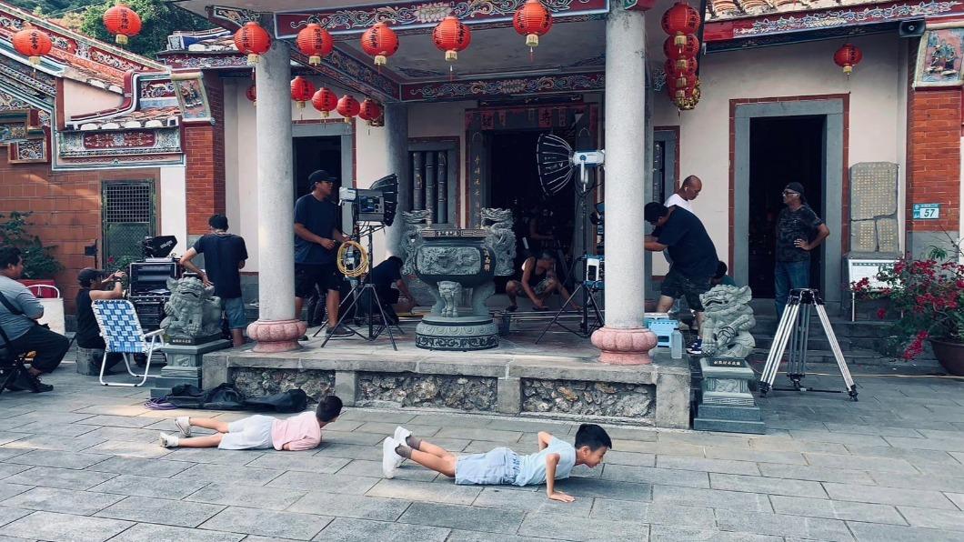 陳仙梅上週末帶著兒子一起去拍戲,兒子為了不被拍到,改為匍匐前進。(圖/翻攝自陳仙梅臉書)