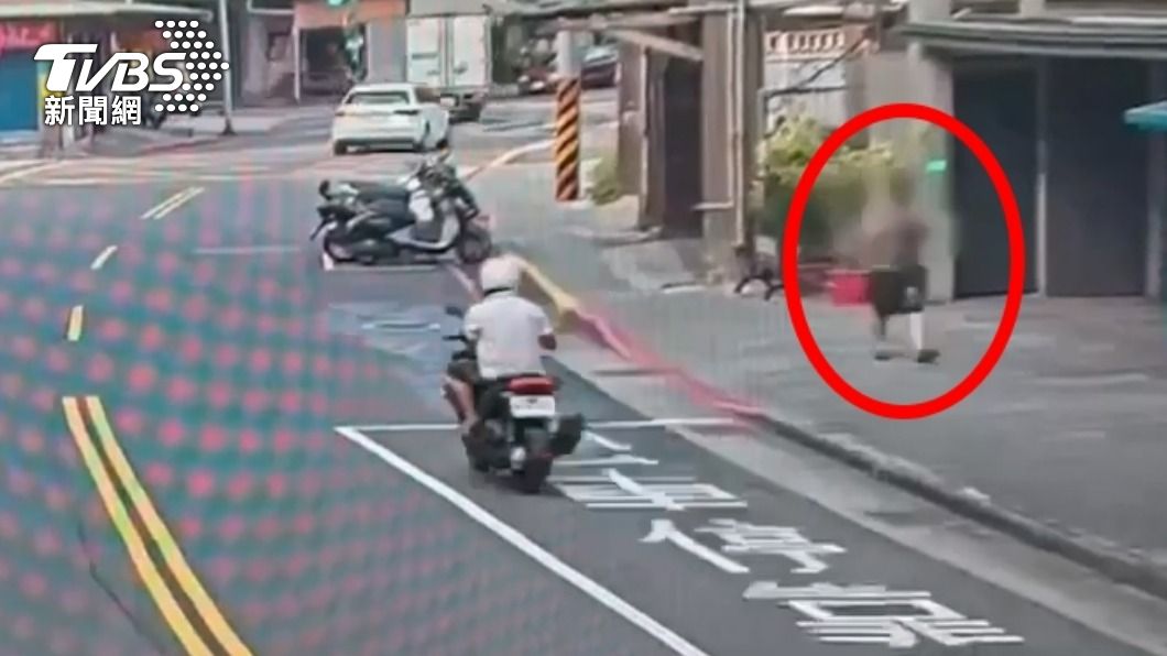 男子騎車正好見到情敵走在路上。(圖/TVBS)