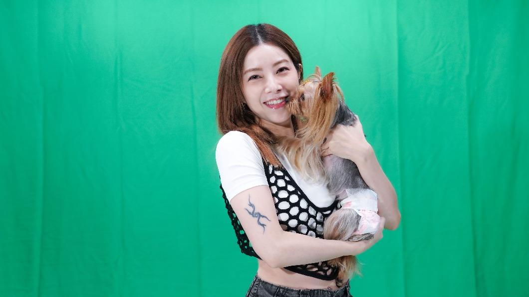 徐懷鈺帶著愛犬一起拍攝貼圖。(圖/滾石唱片提供)
