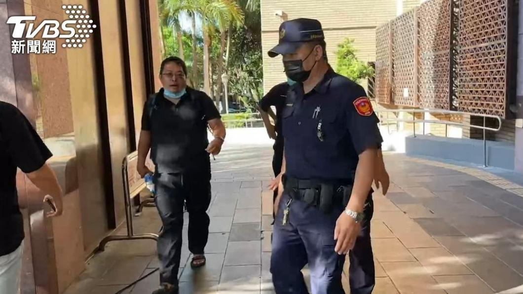 烙賽男身分曝!鍾小平服務處前留一坨屎 抗議常客還張嘴咬人