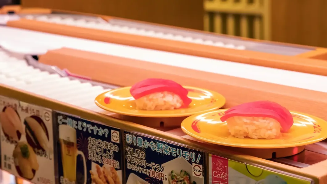 透過螢幕點餐後，壽司餐點會經由個別的軌道送往客人手上。（圖／翻攝自PR TIMES）