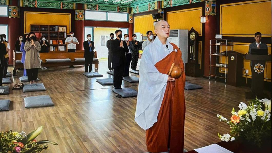 凡淨和尚法號「花僧」,誓言做一位保持歡樂、心靈純及散播真理的出家人。(圖/翻攝自kkochsnim IG)(圖/翻攝自