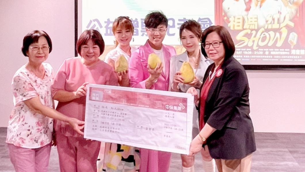 吳申梅（右二起）、馮偉俊及翁鈺均送出演唱會門票，歡迎飛揚天使們到場同樂。（圖／瑞揚創意提供）