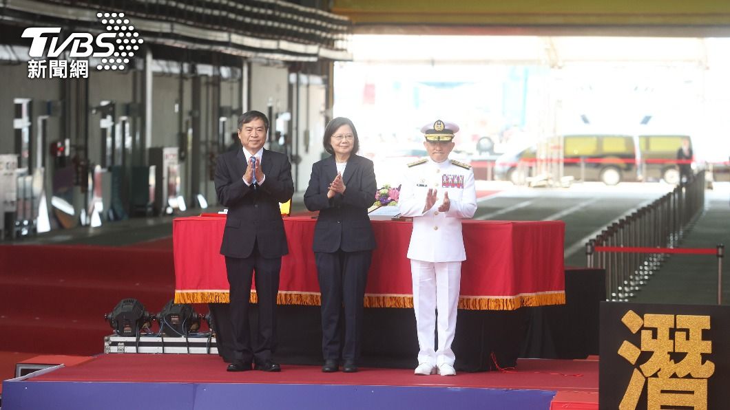 總統蔡英文親自主持並進行擲瓶禮。左為台船董事長鄭文隆、右為海軍司令唐華。(圖/中央社)