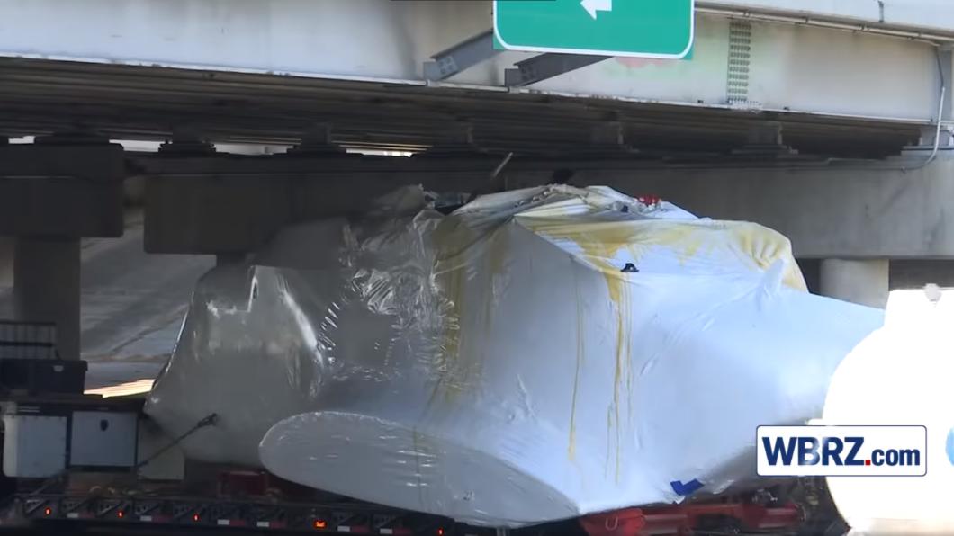 有片／尷尬！拖車疑記錯限高　害近十億直升機撞橋損毀