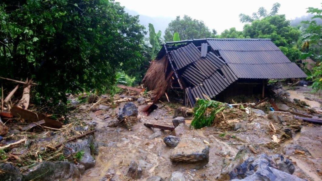 暴雨猛炸越南中部釀洪災　漁民出海遇雷暴被劈死