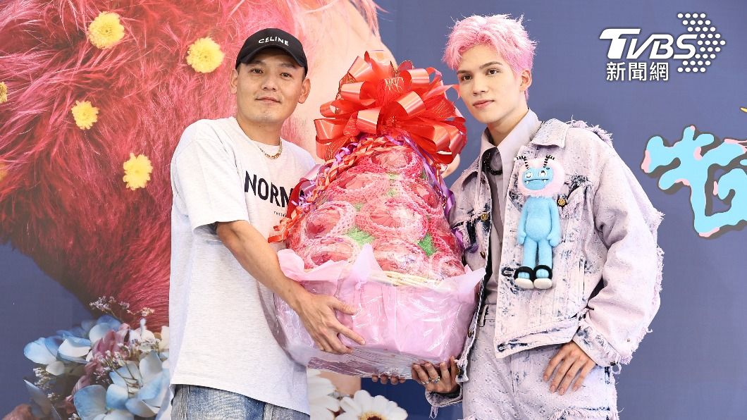 春風提點派偉俊多努力工作、好好賺錢,就是最實用的把妹秘訣。(圖/張哲鳴攝)