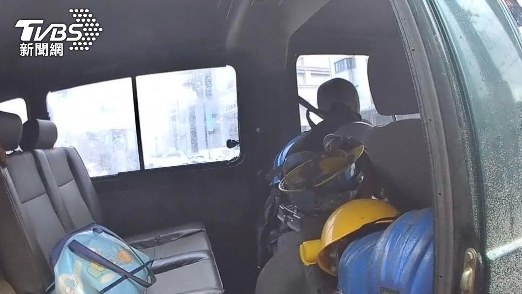 當時廂型車內載著8名移工。(圖/TVBS)