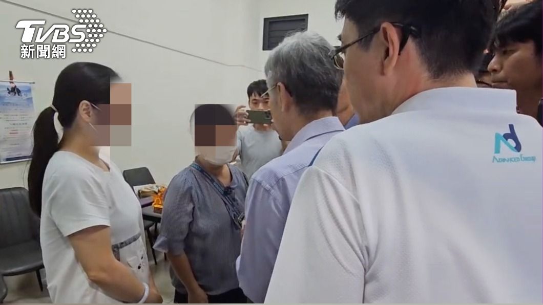 明揚董事長劉安晧前往殯儀館向死者家屬致意。(圖/TVBS)