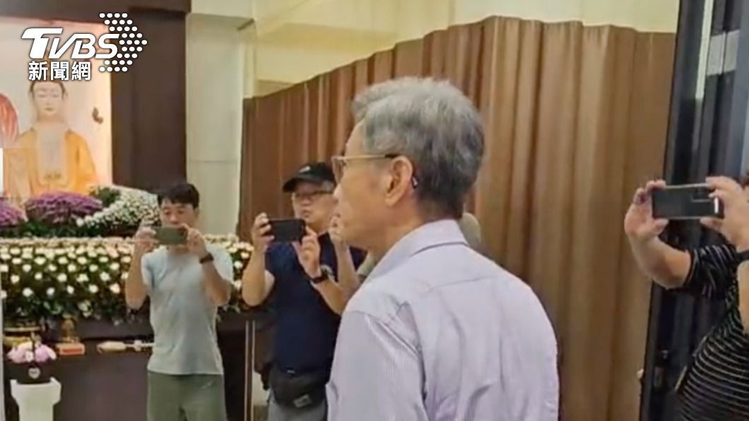 明揚董事長劉安晧前往殯儀館向死者家屬致意。(圖/TVBS)