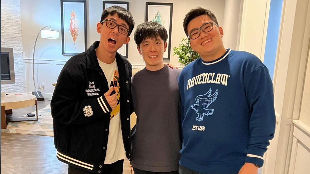 阿滴、Joeman交大同學和Joeman合照。(圖/翻攝自吳淡如臉書)