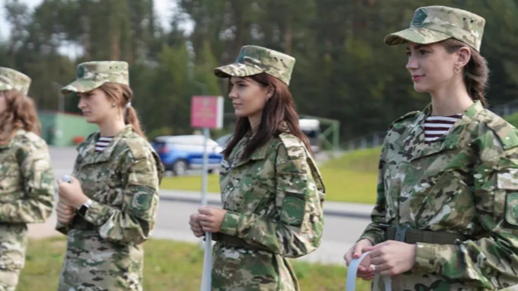 這麼缺兵?俄邀女生上軍訓課 白俄女模組「正妹軍團」戰訓