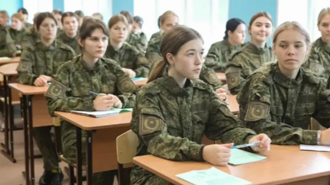 俄女學生首次接受「軍事愛國主義教育」(military-patriotic education)。(圖/翻攝自《太陽報》)