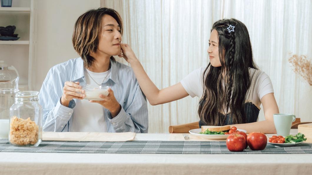 煥鈞（左）和容容延續〈不如我們〉的曖昧互動，在〈全世界我只想保護你〉MV里終於揭開2人真實關係。（圖／索尼音樂提供）