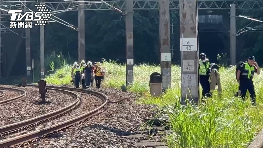 警消人員將遺體移出隧道外。（圖／劉欣逵攝）